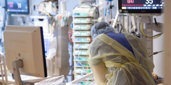 Künftig soll die Zahl der Krankenhausaufnahmen für die Corona-Massnahmen entscheidend sein. Foto: Sebastian Gollnow/dpa Künftig soll die Zahl der Krankenhausaufnahmen für die Corona-Massnahmen entscheidend sein. Foto: Sebastian Gollnow/dpa
