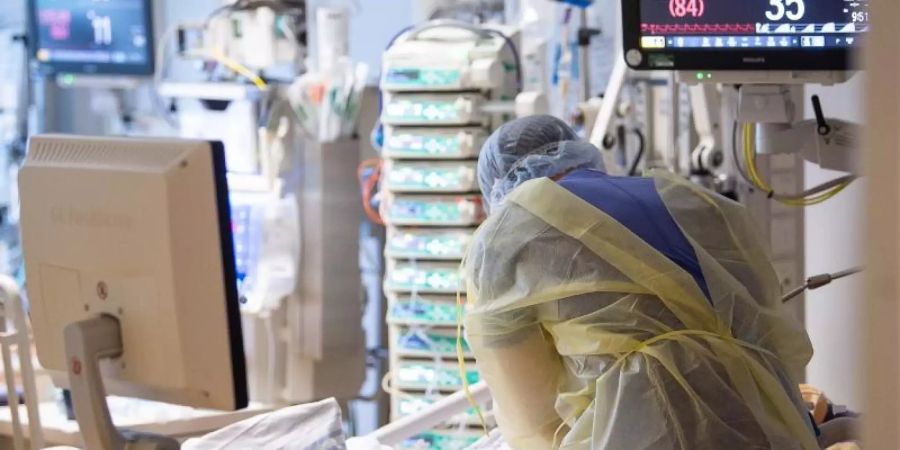 Künftig soll die Zahl der Krankenhausaufnahmen für die Corona-Massnahmen entscheidend sein. Foto: Sebastian Gollnow/dpa