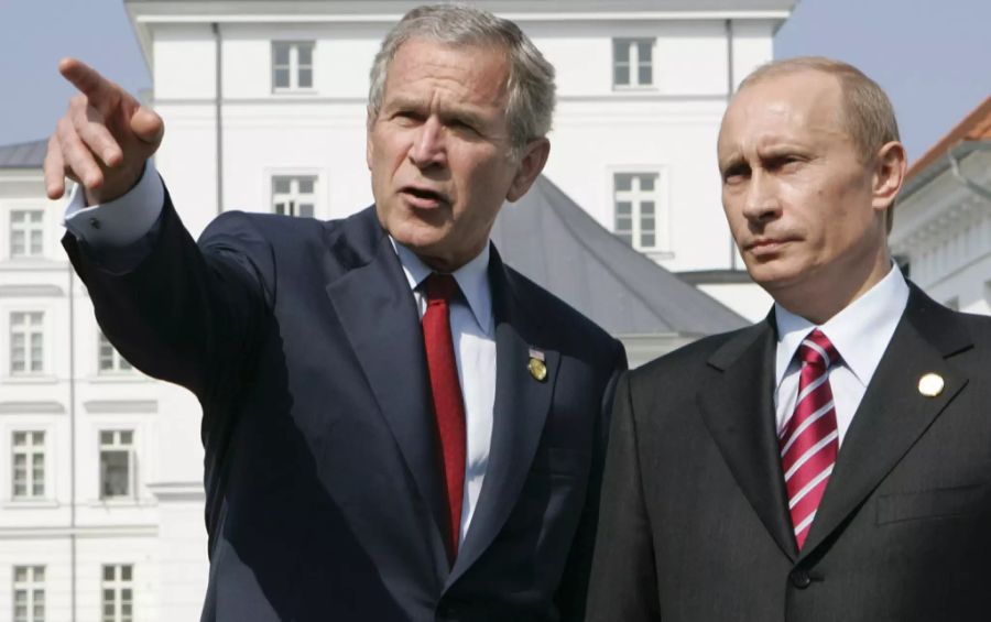 Putin mit Ex-Präsident George W. Bush 2007.