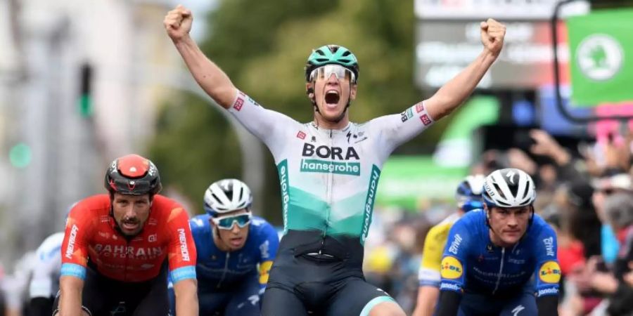 Ackermann vom Team Bora-hansgrohe jubelt nach seinem Sieg auf der ersten Etappe der Deutschland-Tour. Foto: Bernd Thissen/dpa