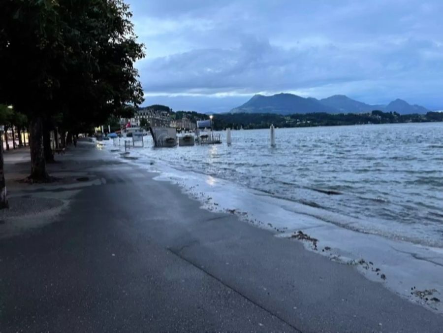 Der Vierwaldstättersee ist rappelvoll.