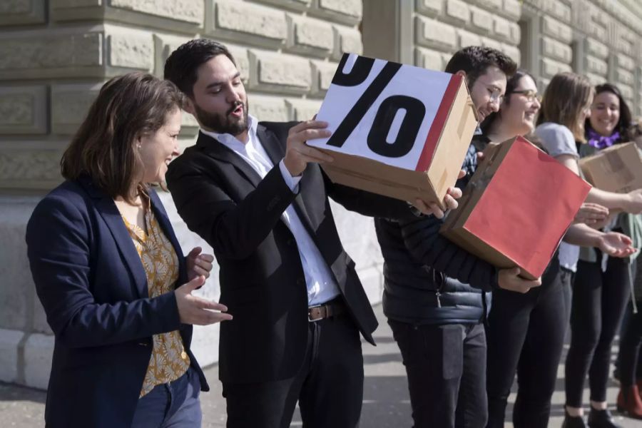 Die jetzigen SP-Co-Präsidierenden, Mattea Meyer (ZH) und Cédric Wermuth (AG) bei der Einreichung der 99%-Initiative im April 2019.