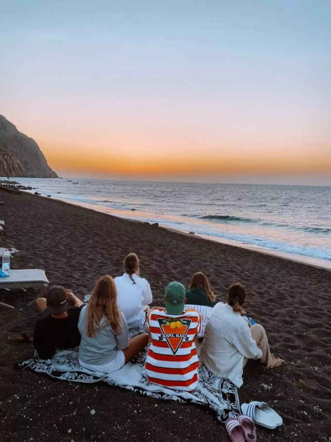 Nau.ch-Journalist Raphael Wyder (23) geniesst mit seinen Freunden den Strand in Griechenland. Griechenland