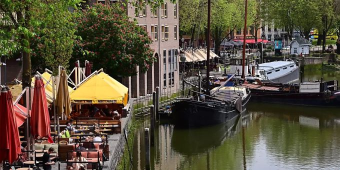 ARCHIV - Nur wenige Gäste sitzen bei sonnigem Wetter in den Aussenbereichen der Cafés und Restaurants am Historischen Hafen in Rotterdam Foto: Soeren Stache/dpa-Zentralbild/dpa ARCHIV - Nur wenige Gäste sitzen bei sonnigem Wetter in den Aussenbereichen der Cafés und Restaurants am Historischen Hafen in Rotterdam Foto: Soeren Stache/dpa-Zentralbild/dpa