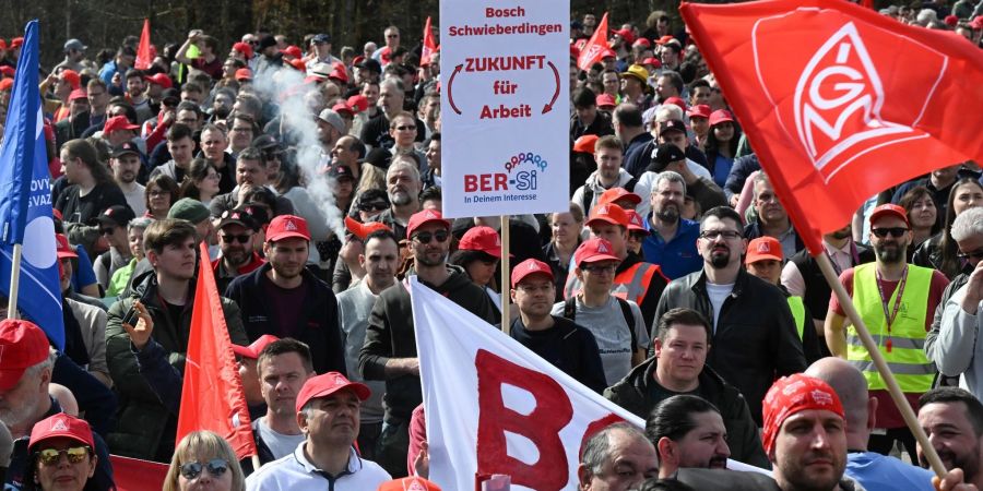 Mitarbeiter des Industriekonzerns Bosch bei einer Kundgebung der IG-Metall und des Bosch-Gesamtbetriebsrats in Gerlingen.