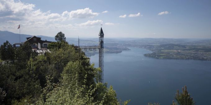 Das Hammetschwand Bergrestaurant mit Ausblick auf den Vierwaldstättersee. Hammetschwad-Lift