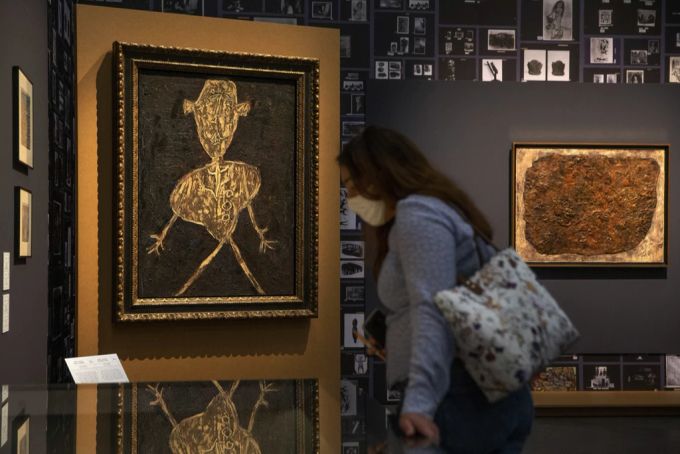 Bilder von Jean Dubuffet in einer Ausstellung. jean Dubuffet
