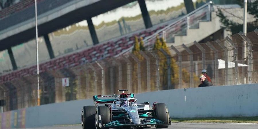 Hat zum Abschluss des ersten dreitägigen Testfahrten-Blocks die schnellste Runde gedreht: Lewis Hamilton. Foto: Hasan Bratic/dpa