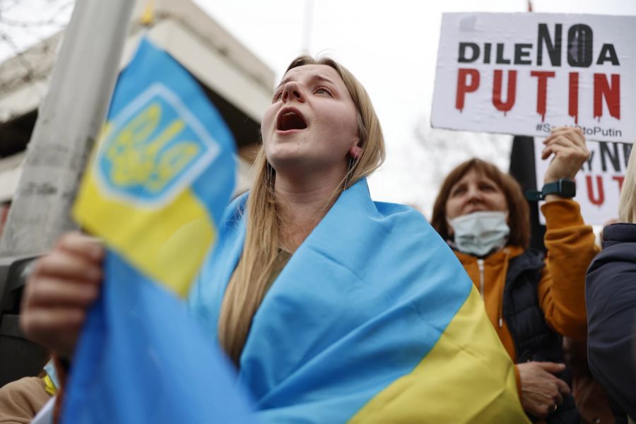 Menschen protestieren vor der russischen Botschaft in Madrid. Auch in vielen anderen Ländern kommt es seit Tagen zu Aufständen gegen die Invation Russlands.