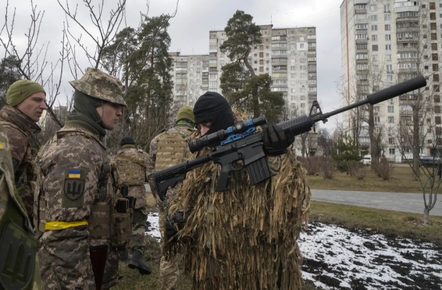 Mitglieder der ukrainischen Territorialen Verteidigungskräfte bereiten sich darauf vor, den Angriff der russischen Armee am Stadtrand von Kiew abzuwehren, Ukraine, Mittwoch, 9. März 2022.