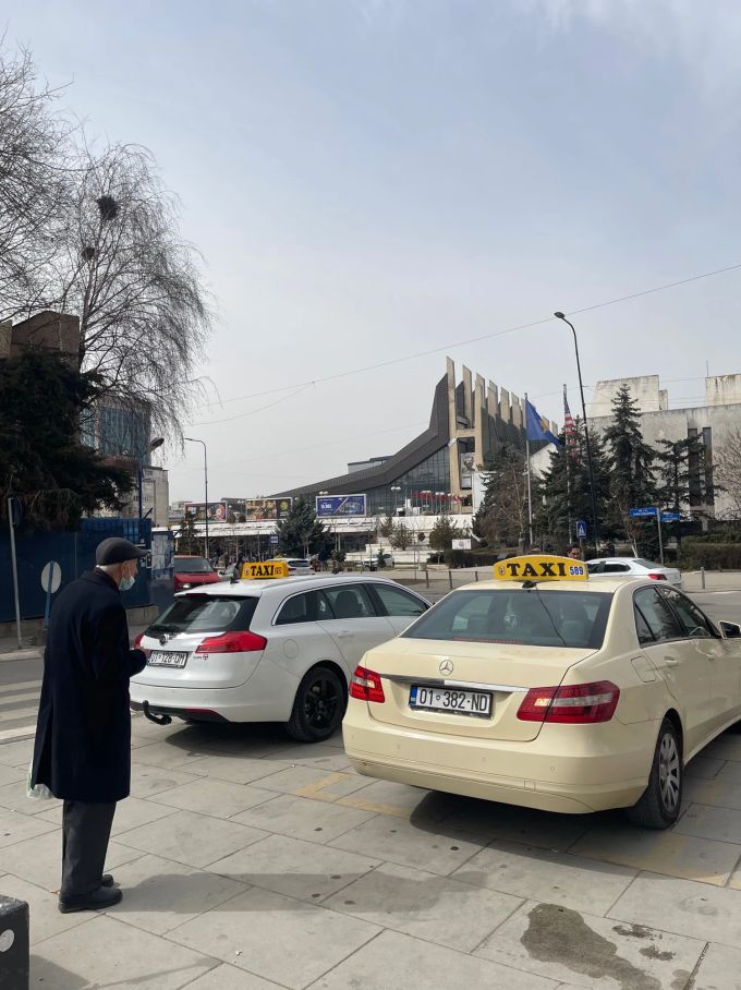 Taxifahrer an einem der Treffpunkte beim Hotel Grand. kosovo