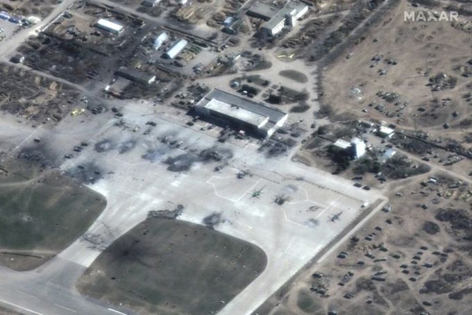 Ukraine Krieg: Ein Satellitenbild zeigt zerstörte russische Helikopter auf einem Flugplatz bei Cherson. Ukraine krieg