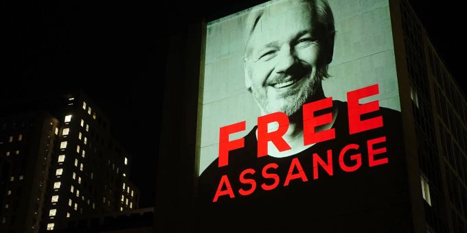 Ein Bild von Julian Assange wird auf ein Gebäude in der Leake Street im Zentrum Londons projiziert. Ein Bild von Julian Assange wird auf ein Gebäude in der Leake Street im Zentrum Londons projiziert.