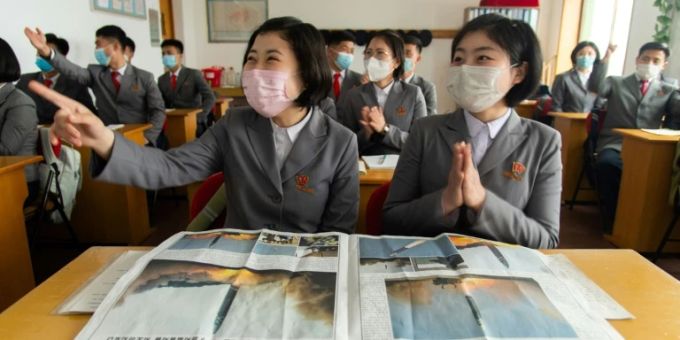 Nordkoreanische Studenten sehen Fernsehbilder vom Test Nordkoreanische Studenten sehen Fernsehbilder vom Test