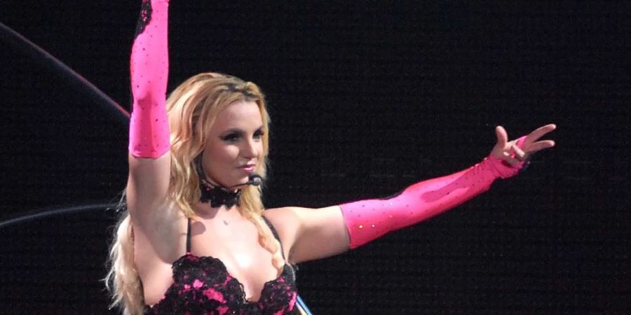 Britney Spears beklagt sich über zu kleine Brüste.