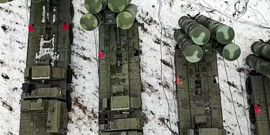 Das vom Pressedienst des russischen Verteidigungsministeriums zur Verfügung gestellte Foto zeigt Einheiten des Luftabwehrsystems S-400 während der militärischen Übungen «Union Courage-2022» in der Region Brest in Belarus. Foto: Uncredited/Russian Defense Ministry Press Service/AP/dpa