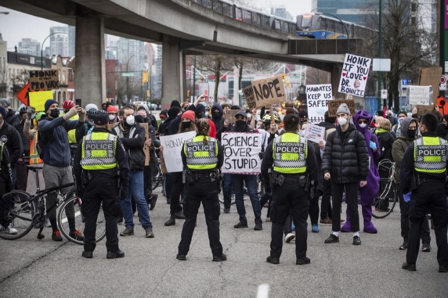 Gegendemonstranten blockieren den Truck-Konvoi von Massnahmen-Gegnern in Vancouver, Kanada.