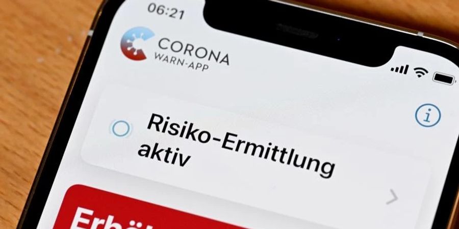 Eine rote Warnmeldung auf der Corona-App reicht für einen PCR-Test nicht mehr. Foto: Bernd Weissbrod/dpa