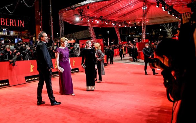 Der künstlerische Leiter Carlo Chatrian, die Berlinale Geschäftsführerin Mariette Rissenbeek und Berlins Regierende Bürgermeisterin Franziska Giffey (SPD,m), kommen zu der Eröffnungsveranstaltung der 72. Berlinale Internationalen Filmfestspiele. Berlinale