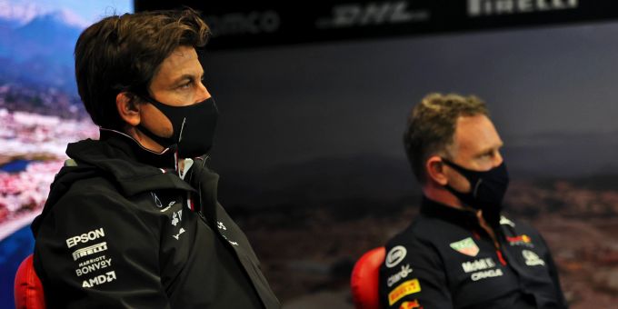 Toto Wolff, Teamchef von Mercedes, und Christian Horner, Teamchef von Red Bull, bei einer Pressekonferenz in der Formel 1. Formel 1 Wolff Horner