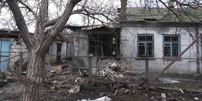 Ein Wohnhaus wird durch Beschuss in Mariupol zerstört. Mariupol