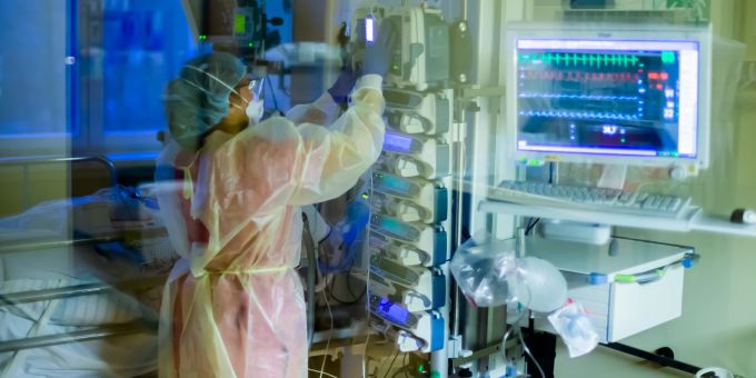 Eine Intensivfachpflegerin betreut auf der Intensivstation des Gemeinschaftskrankenhauses Havelhöhe einen Covid-19-Patienten. Coronavirus