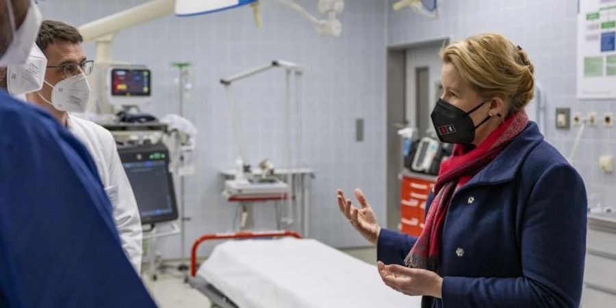 Berlins Regierende Bürgermeisterin Franziska Giffey (SPD, r) spricht mit Krankenhausmitarbeitern über die aktuelle Versorgungslage in Berlins Krankenhäusern. Foto: Monika Skolimowska/dpa-Zentralbild/dpa