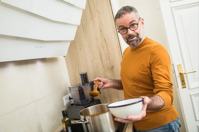 Alles rein in die Schüssel: Für einen Abnehmerfolg ist es nicht nötig, bestimmte Lebensmittel getrennt voneinander aufzunehmen. Mann Küche Suppentopf Schälchen