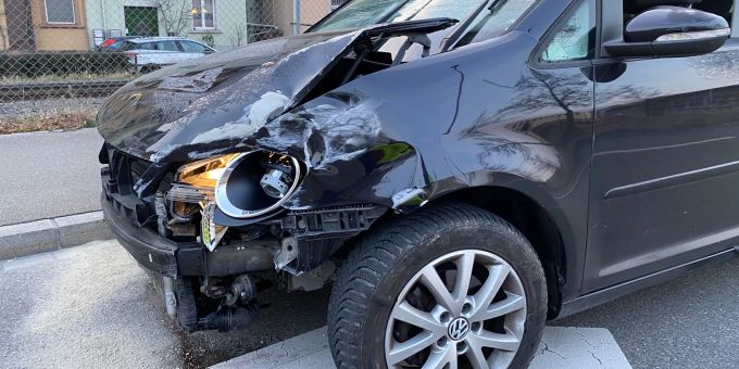 Das Fahrzeug wurde durch die Unfälle stark beschädigt. Das Fahrzeug wurde durch die Unfälle stark beschädigt.