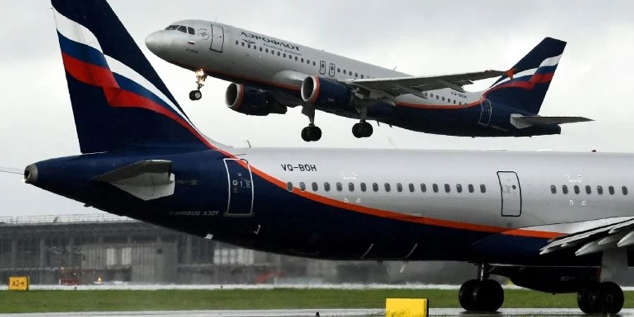 Aeroflot-Maschinen auf Moskaus Flughafen Scheremetjewo