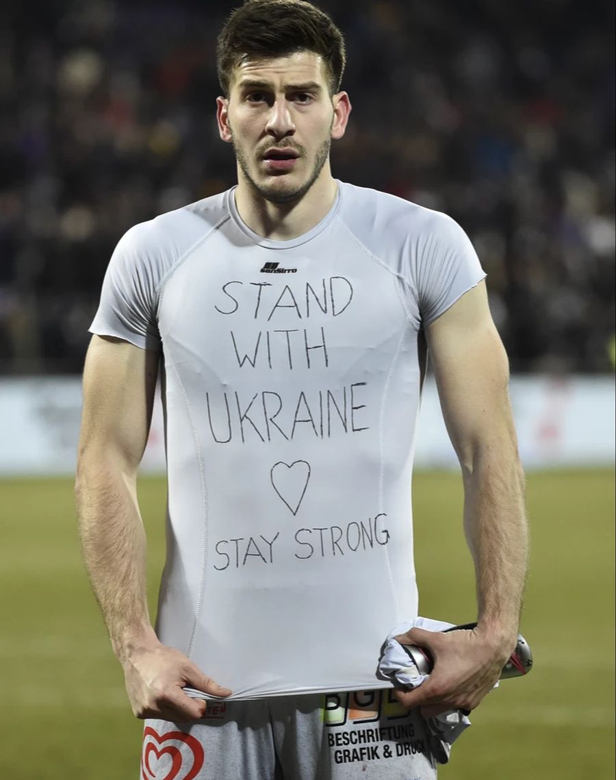 Nach dem Spiel zeigt der Georgier ein Shirt mit der Aufschrift: «Stand with Ukraine».