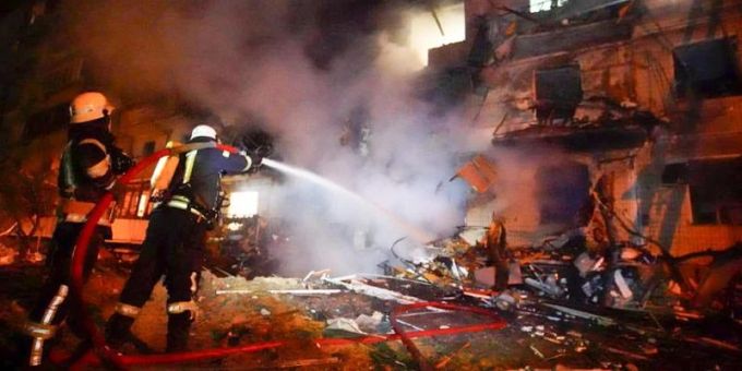 Feuerwehrleute löschen die Schäden an einem Gebäude nach einem Raketenangriff in Kiew. Foto: Ukrainian Police Department Press Service/AP/dpa Feuerwehrleute löschen die Schäden an einem Gebäude nach einem Raketenangriff in Kiew. Foto: Ukrainian Police Department Press Service/AP/dpa