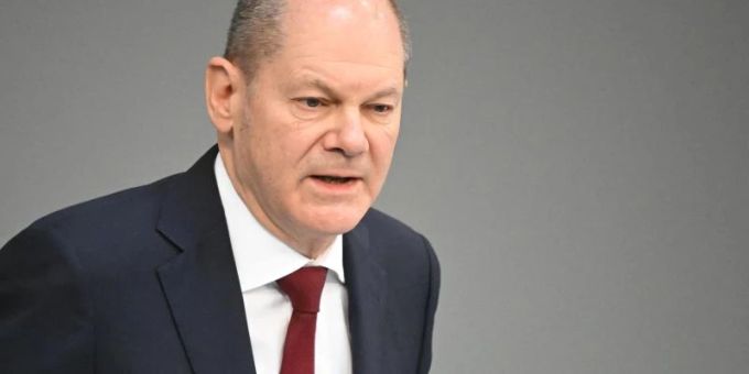 Bundeskanzler Olaf Scholz während der Sondersitzung des Bundestags zum Krieg in der Ukraine. Foto: Bernd von Jutrczenka/dpa Bundeskanzler Olaf Scholz während der Sondersitzung des Bundestags zum Krieg in der Ukraine. Foto: Bernd von Jutrczenka/dpa