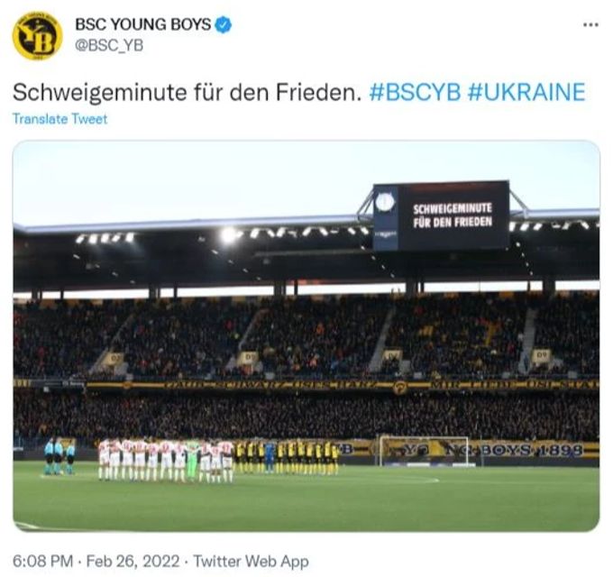In einer Schweigeminute wird den Opfern des Krieges in der Ukraine gedacht. BSC Young Boys