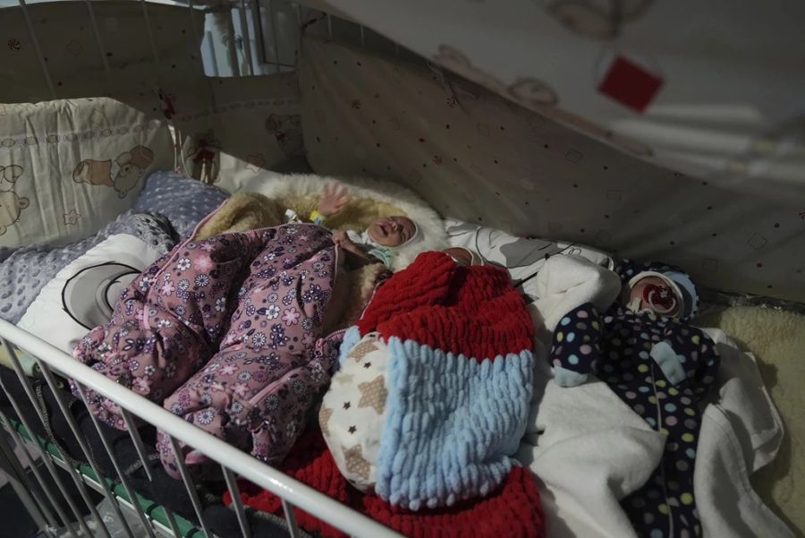 Die humanitäre Lage ist nach den brutalen Angriffen Russlands auf Mariupol erschreckend. Diese frühgeborenen Babys wurden von ihren Eltern zurückgelassen.