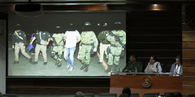 Mexikanische Sicherheitsbeamte präsentieren bei einer Medienkonferenz Bilder der Festnahme von Juan Gerardo Treviño. Mexiko