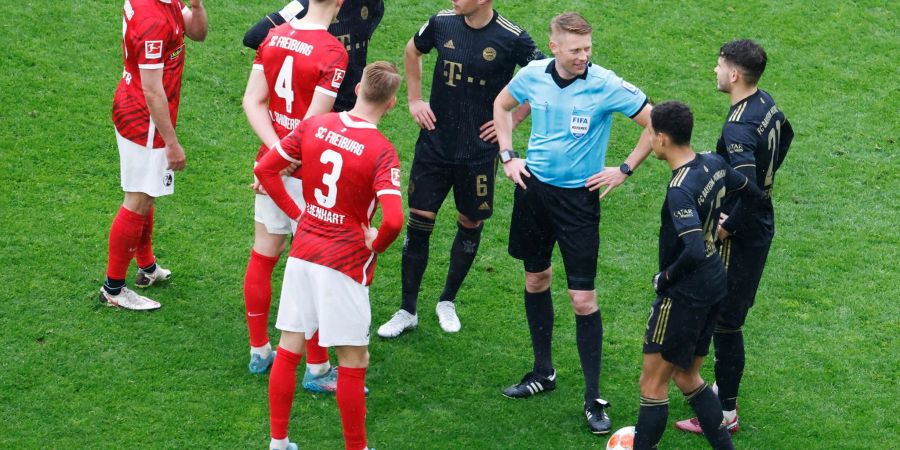 Der Wechselfehler in der Partie des SC Freiburg gegen den FC Bayern München sorgte für viel Diskussionsstoff.