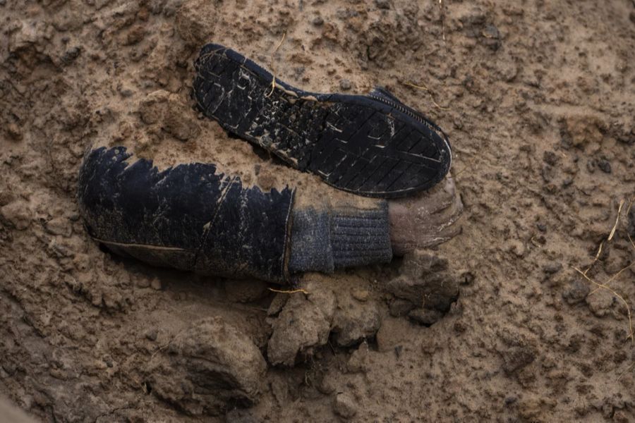 Mehrere leblose Körper in Butscha wurden auch unter Haufen von Geröll und Steinen entdeckt.