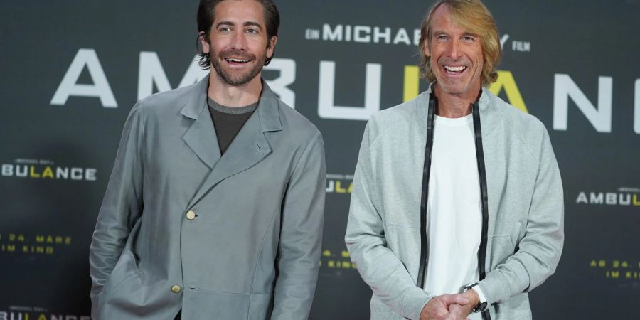 Schauspieler Jake Gyllenhaal (l) und  Regisseur Michael Bay bei der Vorstellung von "Ambulance" in Berlin.