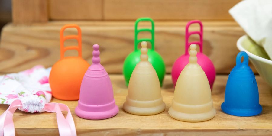 Menstruationstassen kommen in verschiedenen Farben und Formen daher. Die meisten von ihnen enthalten laut «Öko-Test» keine schädlichen Stoffe.