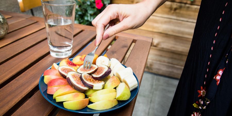 Obst Teller tisch Wasserglas Gabel Hand Frau