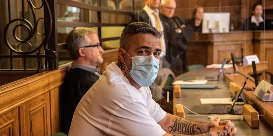 Anis Mohamed Youssef Ferchichi, bekannt als Rapper Bushido, zu Beginn eines Prozesses gegen den Chef einer bekannten arabischstämmigen Grossfamilie im Berliner Landgericht. Foto: Paul Zinken/dpa-Zentralbild/Pool/dpa