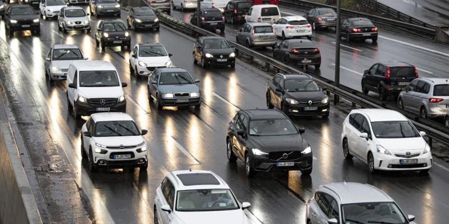 Autos stauen sich auf der Autobahn 100 in Berlin. Foto: Fabian Sommer/dpa