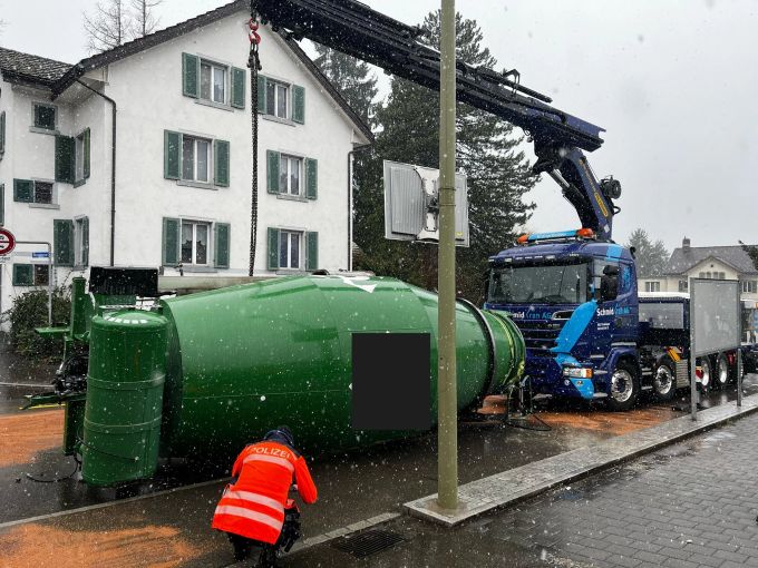 Einer der Kräne bei der Bergung in Rüti ZH. Rüti ZH