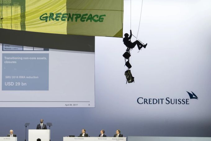 Ein Greenpeace-Aktivist seilt sich bei der Generalversammlung der Credit Suisse zum Protest mit einem Banner von der Decke ab im April 2017. Greenpeace Credit Suisse