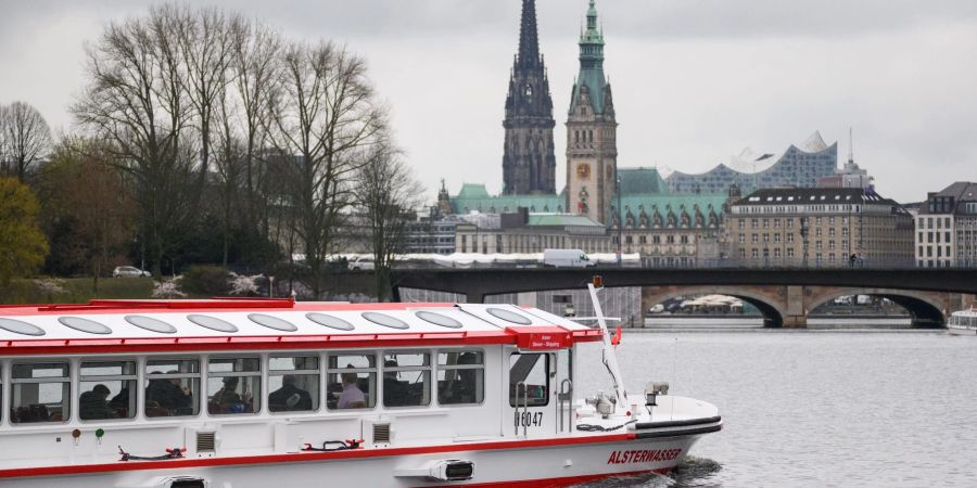 Die «Weisse Flotte» auf der Hamburger Alster startet 2022 wieder mit vollem Programm in die Saison. In den Vorjahren hatte es noch einige Corona-Einschränkungen gegeben.