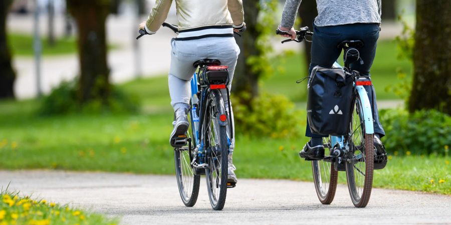 Velos Frau Mann Wiese Veloweg Frühling