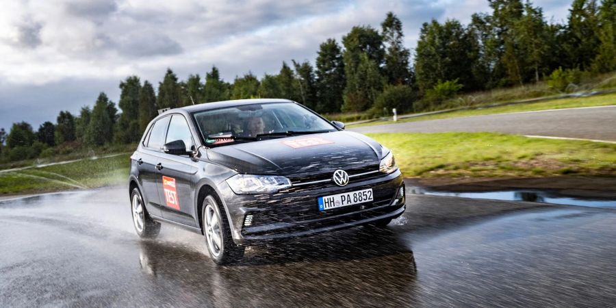 Souverän bei Trockenheit und Nässe: Gute Reifen sind eine Voraussetzung für sicheres Autofahren - aber auch eine Preisfrage?