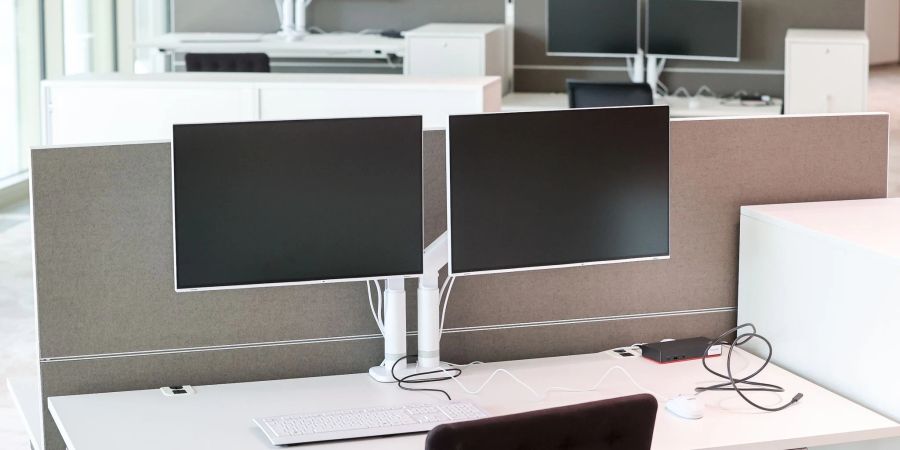 Zu neuen hybriden Arbeitsmodellen gehört oft auch Desksharing: Persönliche Schreibtische gibt es im Büro dann nicht mehr.