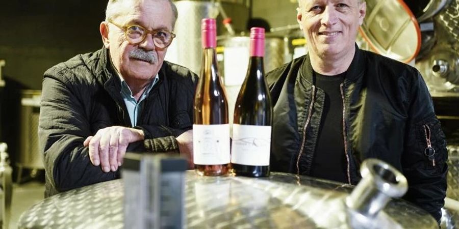 Robert Boudier (l) und Elmar Koeller, Inhaber des Weinguts Boudier und Koeller, zwischen Weinfässern. Foto: Uwe Anspach/dpa